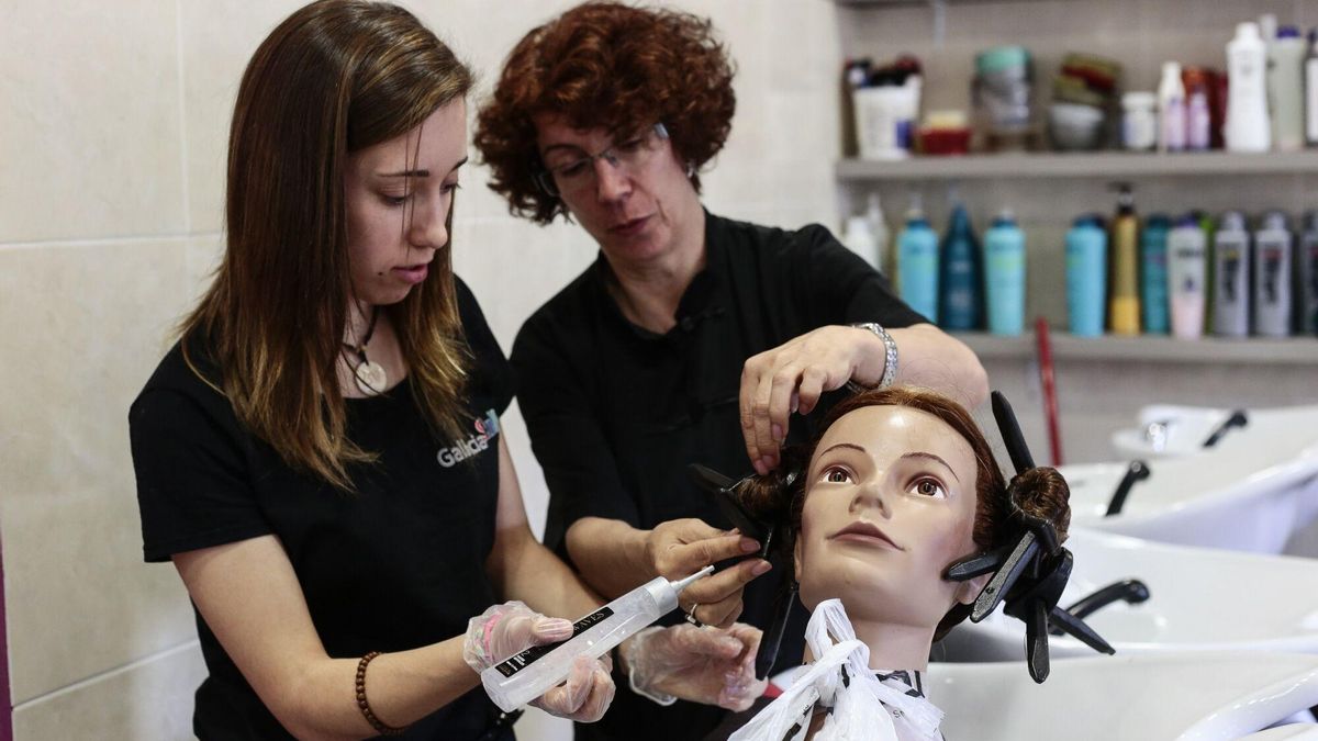 Estudiante de peluquería realiza sus prácticas, en una imagen de archivo.