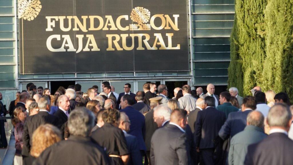 Público a la entrada de las instalaciones de Ifeza para acudir a la gala de entrega de premios de la Fundación Caja Rural de Zamora