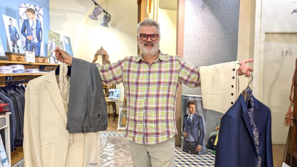 Vicente Armengol con ejemplos de tendencias que han lanzado los famosos en Alicante.