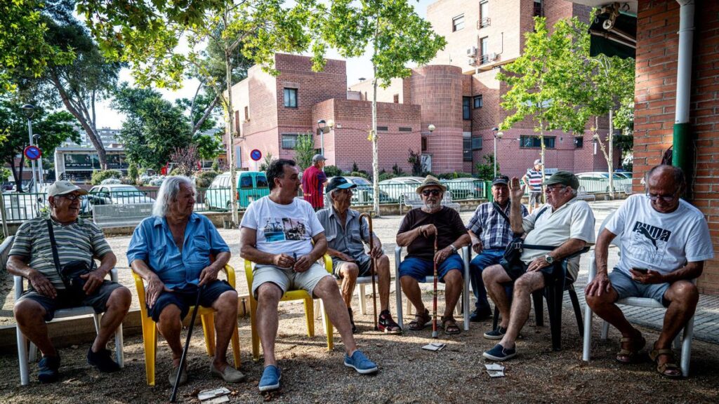 Jubilados de Badia del Vallès sentados en el club de petanca.