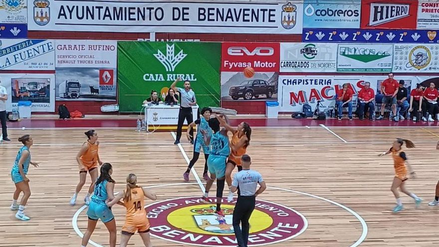 Dos jugadas del partido de ayer en La Rosaleda de Benavente.