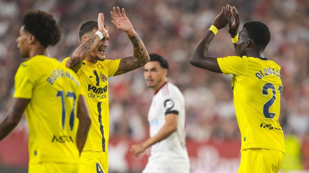 Tani Oluwaseyi celebra con Rafa Marín el primer gol del Villarreal.