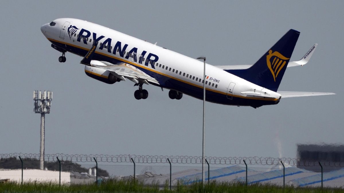 Archivo - Avión de Ryanair