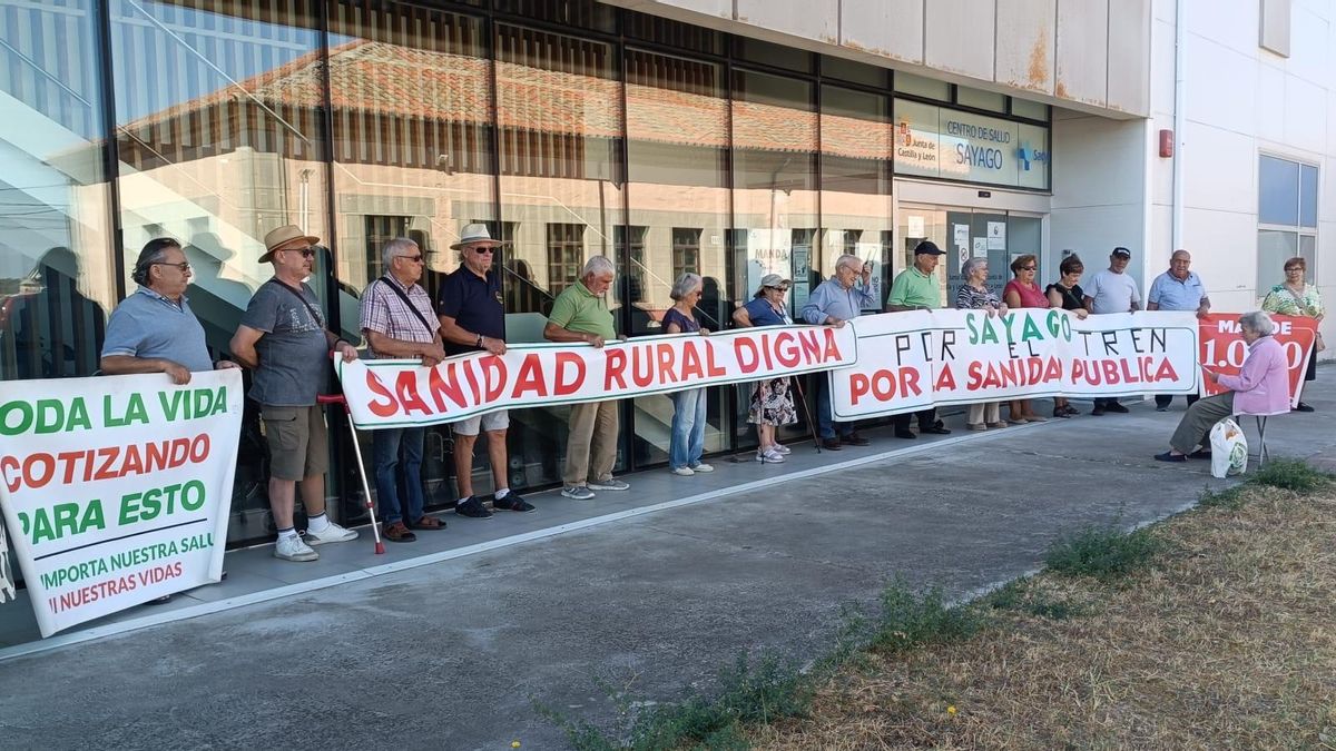 La plataforma por la sanidad pública en la ZBS durante la última concentración de este sábado.