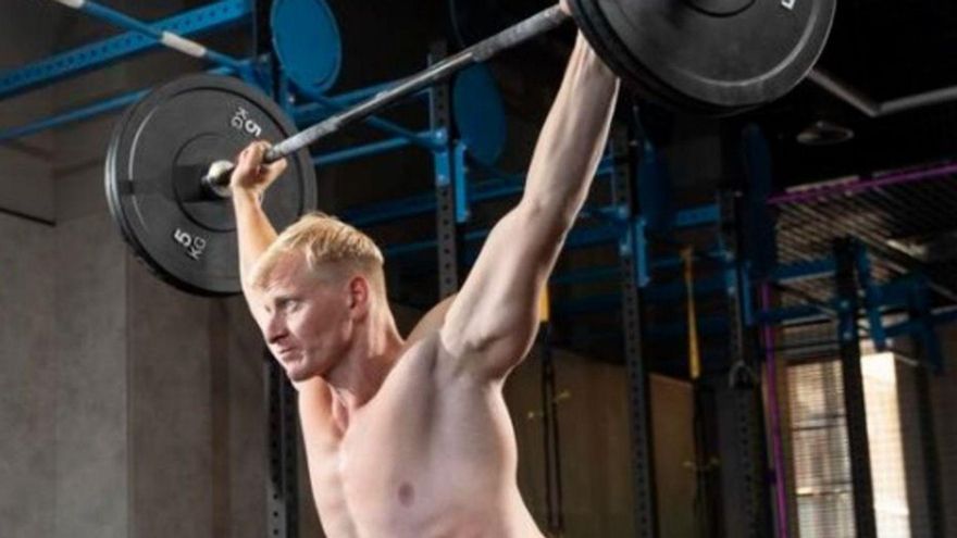 Un hombre practica crossfit.