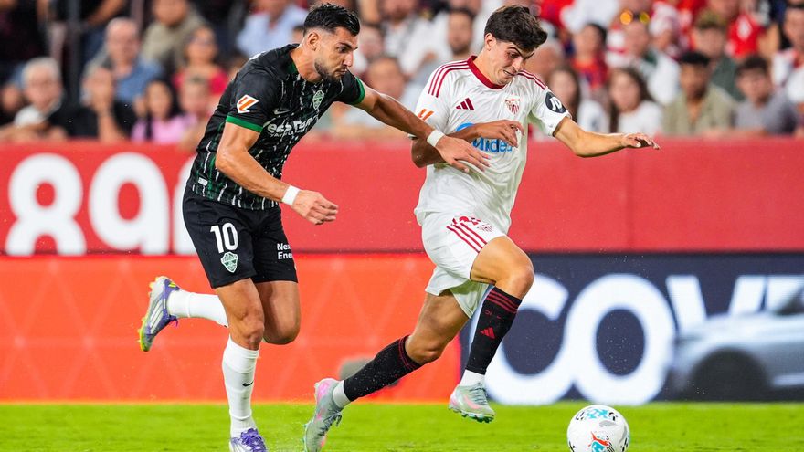 Rafa Mir y Juanlu Sánchez en el Sevilla-Elche