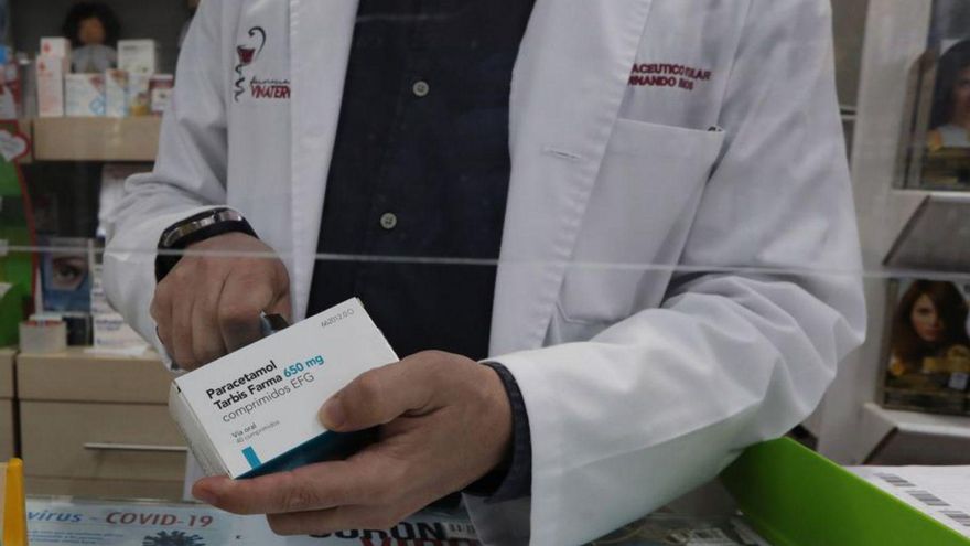 Un farmacéutico dispensa paracetamol genérico.