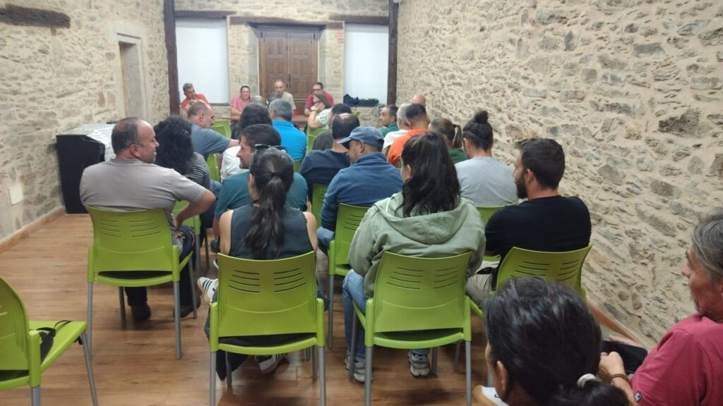 Responsables de UCCL en una asamblea informativa celebrada con ganaderos afectados.