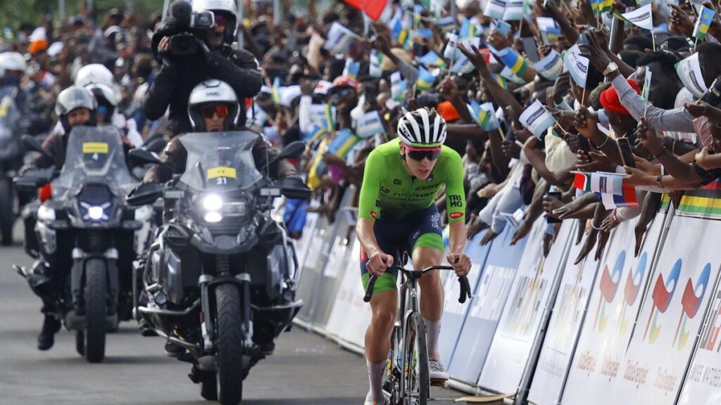 El esloveno Tadej Pogacar en la prueba de élite masculina disputada en Kigali, Ruanda. EFE/EPA/KIM LUDBROOK