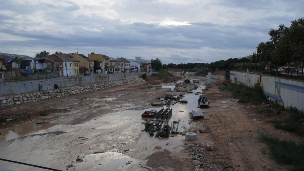 El nuevo cauce, con agua por la alerta roja por lluvias en Valencia