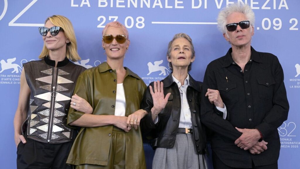 Cate Blanchett, Vicky Krieps, Charlotte Rampling y Jim Jarmusch , en el Festival de Venecia.