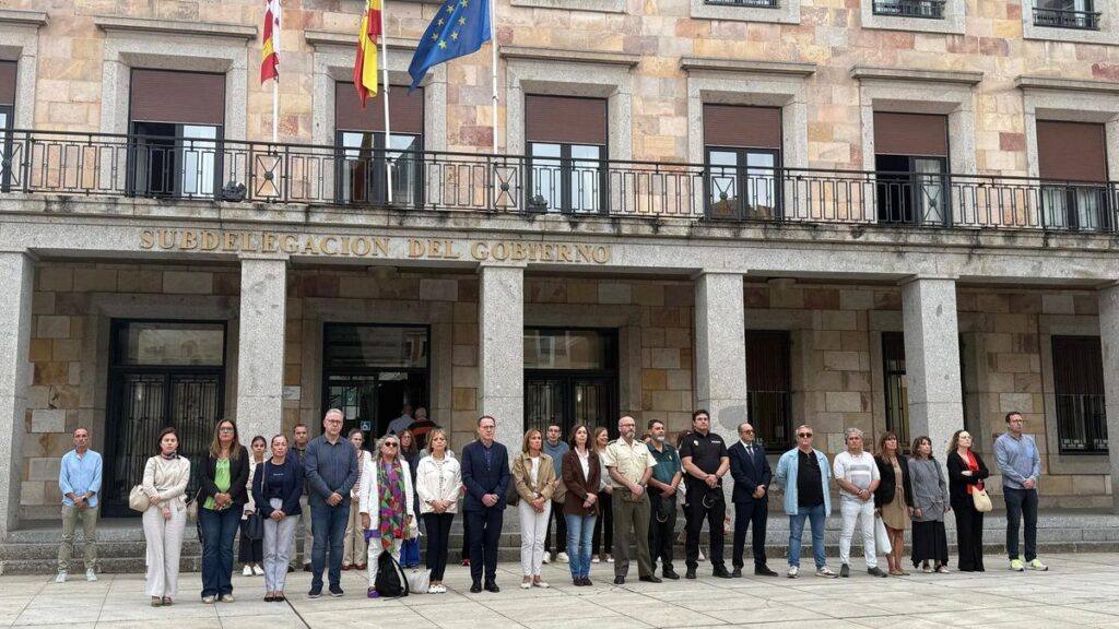 Autoridades se concentran para denunciar los asesinatos machistas.