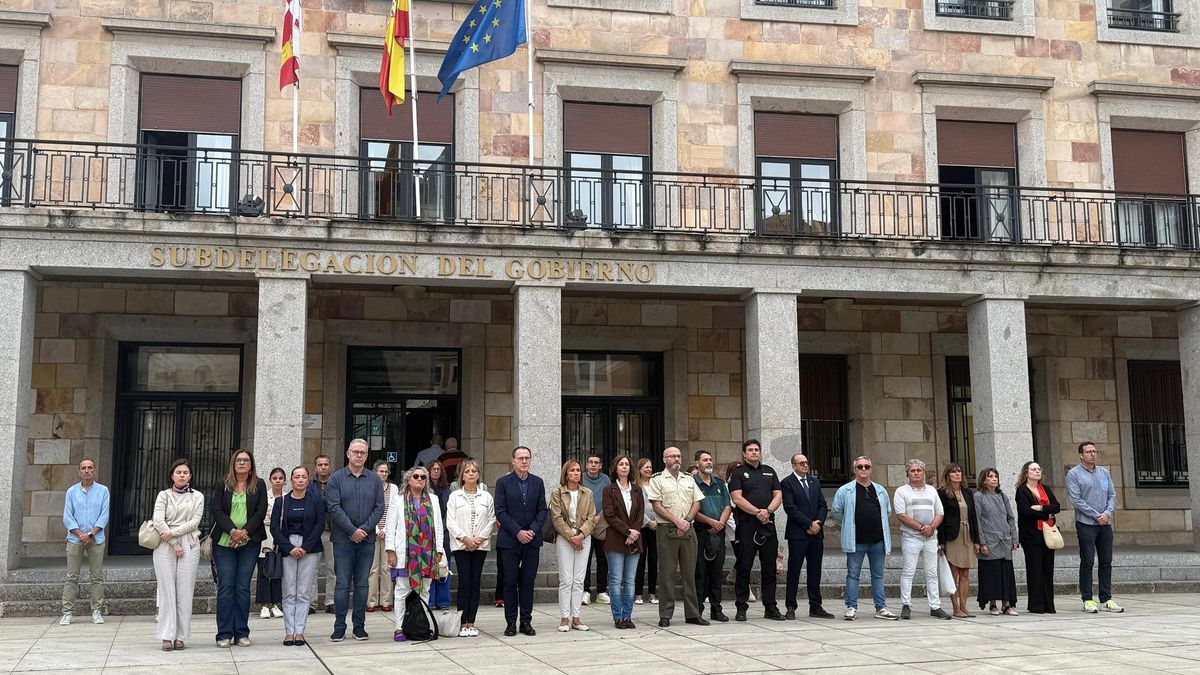 Autoridades se concentran para denunciar los asesinatos machistas.