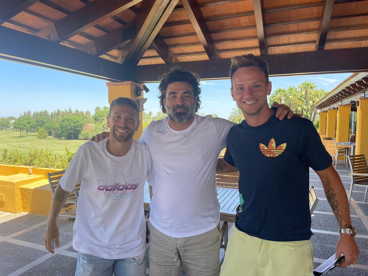 L'homme d'affaires argentin David Rozencwaig, l'une des principales plaintes, ainsi que «Papu» Gómez et Ivan Rakitic, qui ont participé au projet Shirtum.