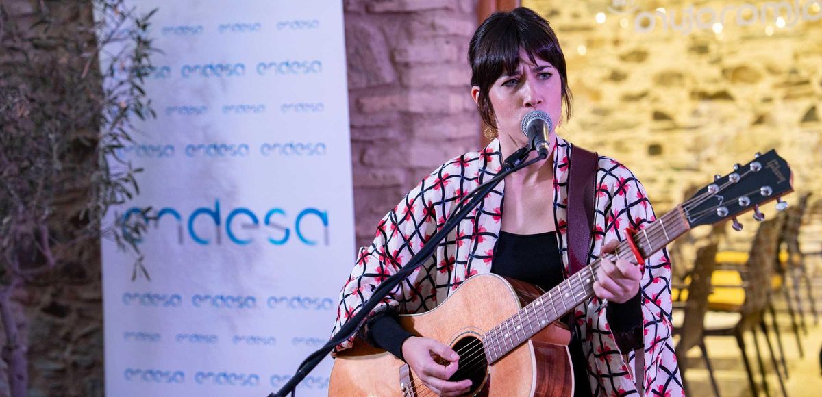 L'acte de présentation s'est terminé par la performance de l'auteur-compositeur chantaire Chloé Bird qui sait très bien quel est l'environnement rural