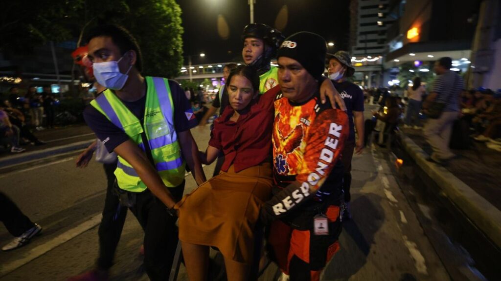 Los equipos de rescate transportan a una mujer herida tras un terremoto en Filipinas.