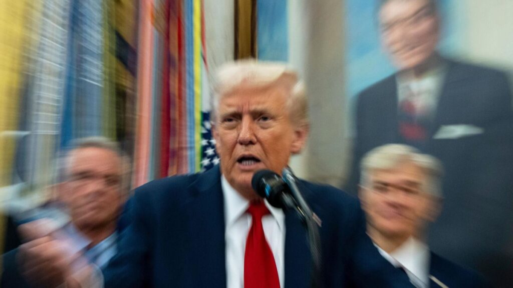 El presidente Donald Trump habla en el Despacho Oval de la Casa Blanca, el martes 30 de septiembre de 2025, en Washington