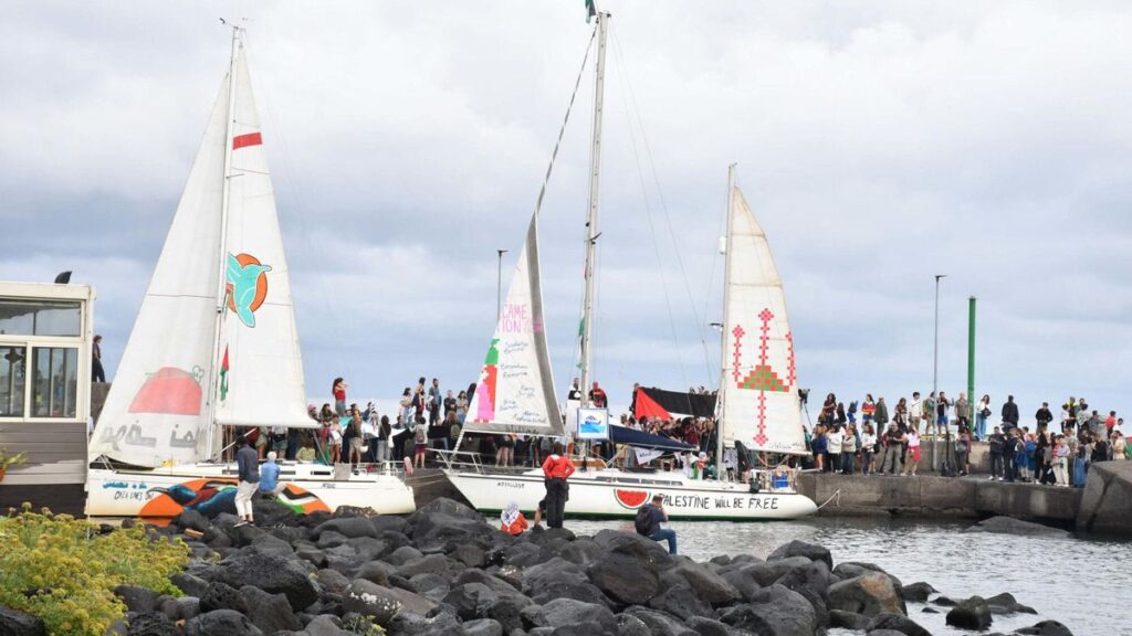 31/08/2025 La activista y ex alcaldesa de Barcelona Ada Colau durante la despedida a la Global Sunat Flotilla en el Puerto de Barcelona, a 31 de agosto de 2025, en Barcelona, Catalunya (España). La Global Sumud Flotilla zarpa del Mediterráneo para enfrentarse al bloqueo ilegal de Israel y conseguir llevar ayuda humanitaria a Gaza. La flotilla supera los 20 barcos y las 300 personas con activistas de 44 países diferentes, a los que está previsto que se unan otras embarcaciones cuando lleguen a Túnez el jueves 4 de septiembre.