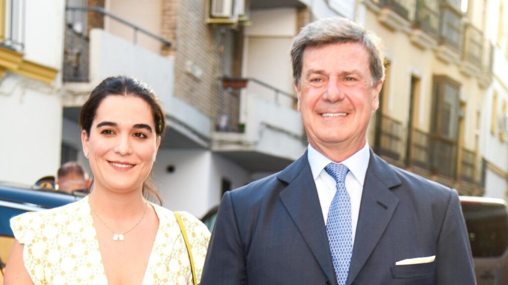 Bárbara Mirjan junto a su inminente marido, Cayetano Martínez de Irujo, en un acto social en octubre de 2023.