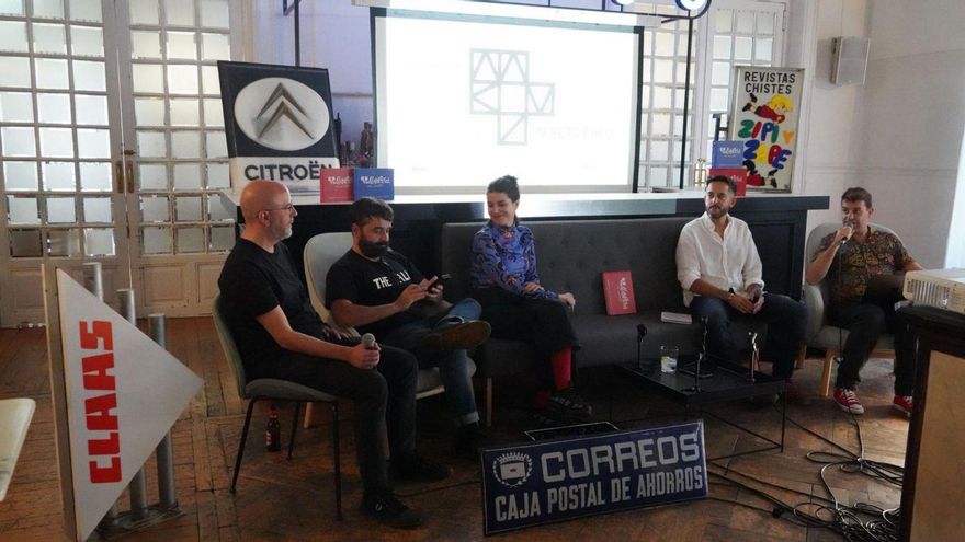 Un momento de la charla sobre patrimonio gráfico, en el Casino Café.