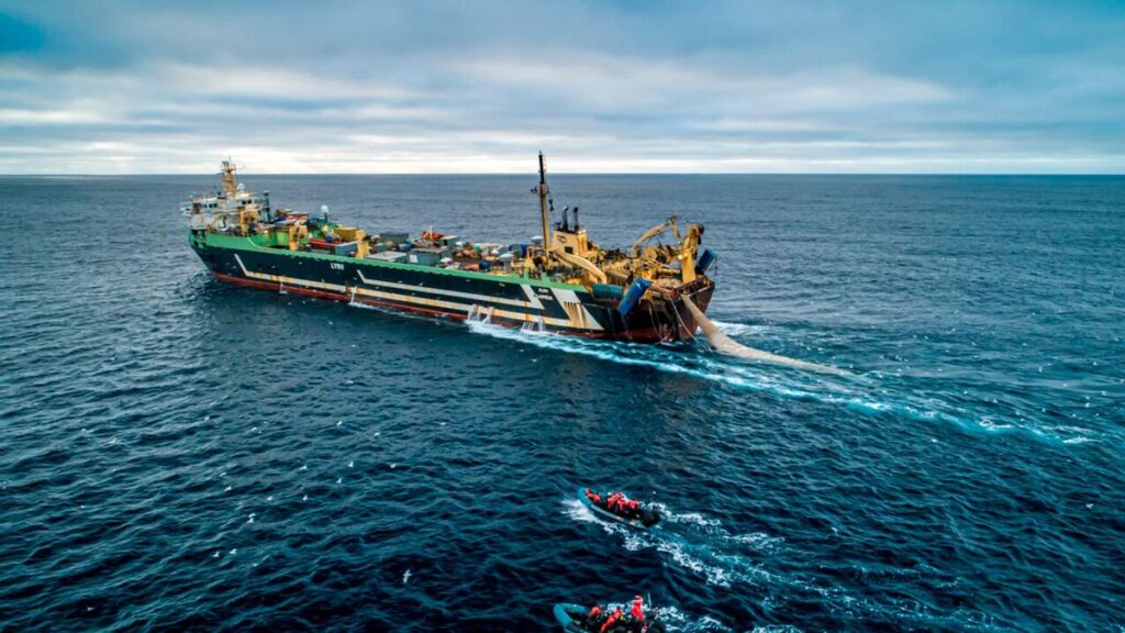 El 'Margiris', segundo mayor pesquero del mundo, en aguas francesas.