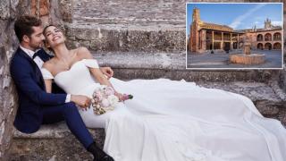 David Bisbal et Rosanna Zanetti à leur mariage à côté d'une image du maire de la place d'Ayllón