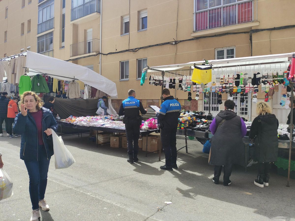 Deux agents lors d'une des inspections de ces derniers jours au marché de La Vizana.