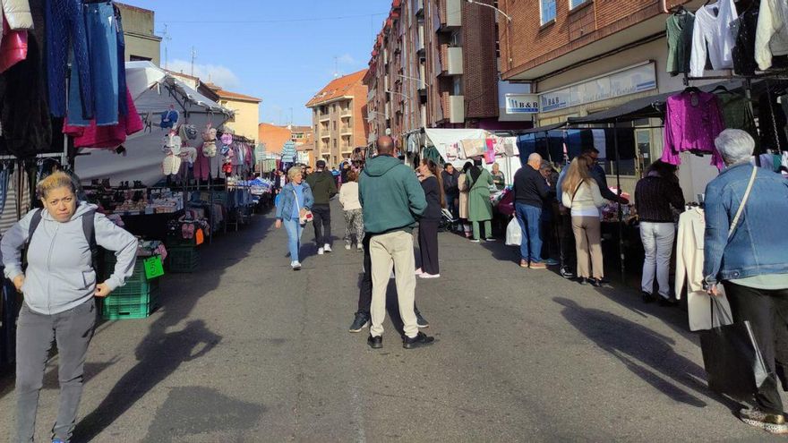 Mercadillo de la ropa, en la mañana de ayer.