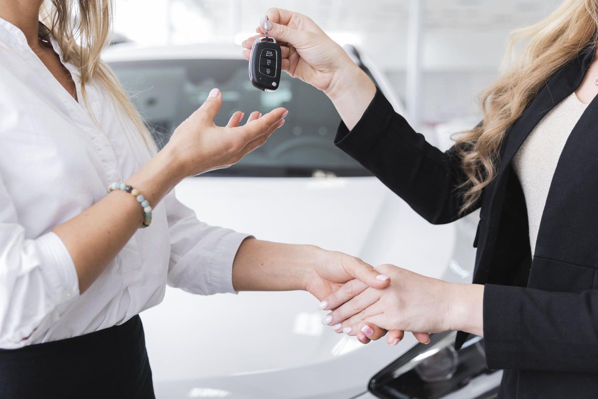 Femme recevant les clés de sa voiture