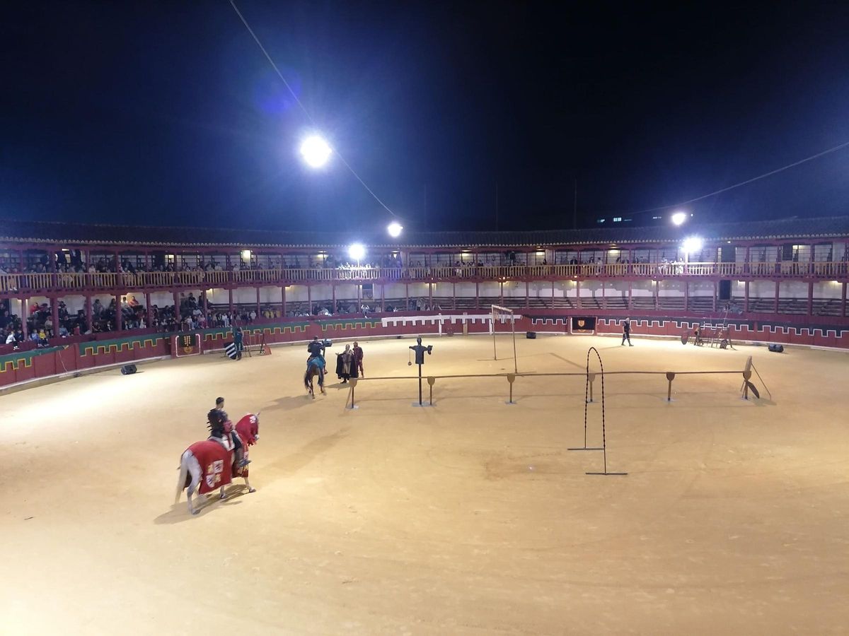 Les membres de Hípica Celta recréent le tournoi médiéval dans les arènes.
