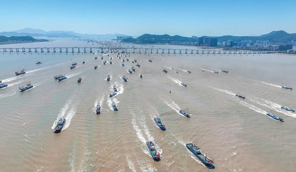 Des bateaux de pêche chinois partent pêcher en haute mer