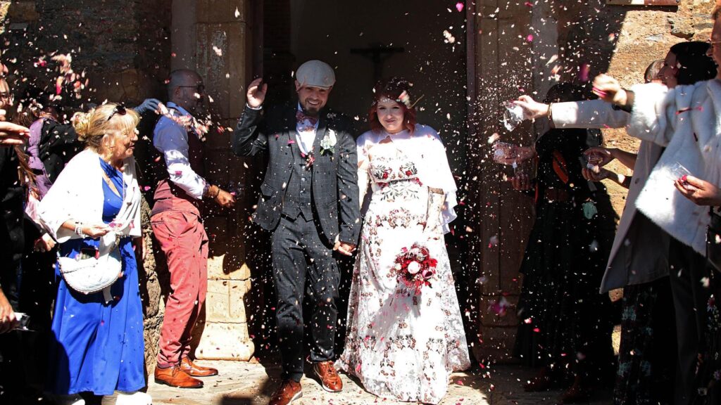 Andrés et Antonia font des miracles dans une petite ville de León, qui célèbre son premier mariage du siècle