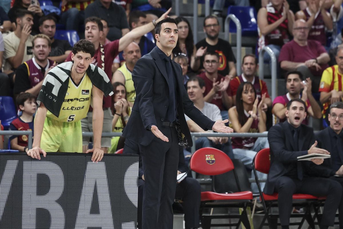 Gerard Find, entraîneur-chef de Hiopos Lleida, gestes lors de la Ligue espagnole, Liga ACB Endesa, match de basket joué entre le FC Barcelone et Hiopos Lleida au Palau Blaugrana le 12 octobre 2025 à Barcelone, Espagne. AFP7 10/12/2025 UNIQUEMENT POUR UTILISATION EN ESPAGNE. Javier Borrego / AFP7 / Europa Press;2025;ACB;BASKET;SPORT;ZBASKET;ZSPORT;FC Barcelone contre Hiopos Lleida - Liga ACB Endesa
