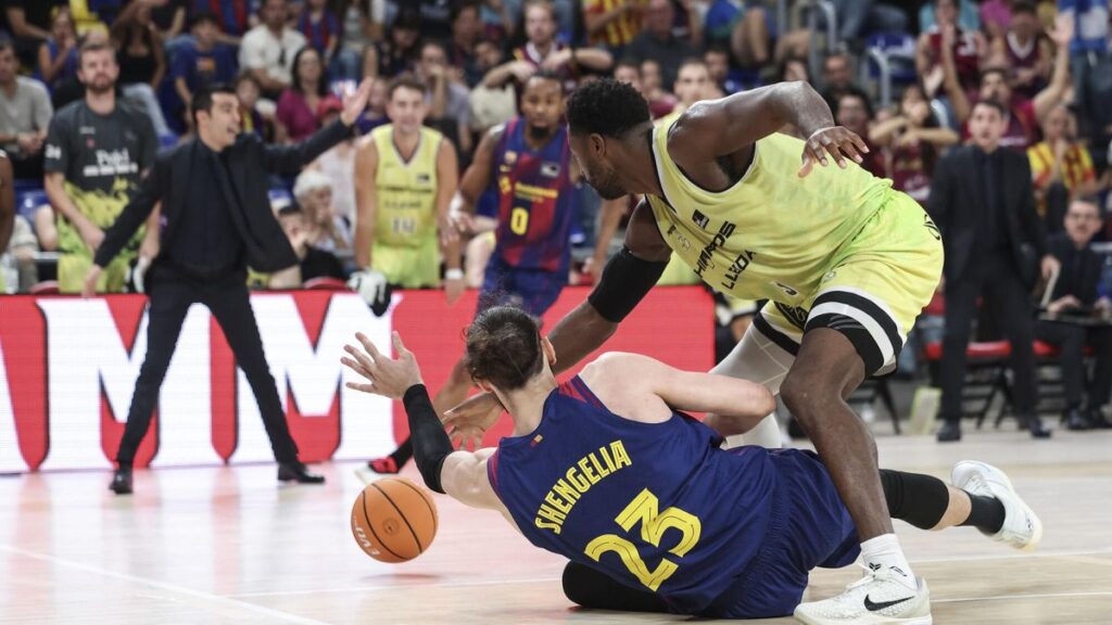 Melvin Ejim, del Hiopos Lleida, lucha por el balón con Tornike Shengelia, del Barça, en el Palau Blaugrana.