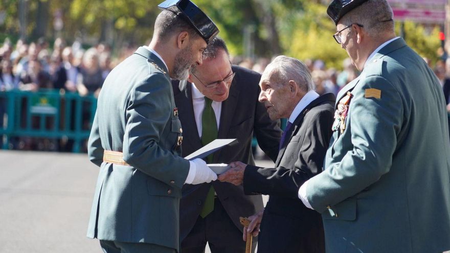 Alipio García García, recibe el reconocimiento a su labor de manos del  subdelegado del Gobierno en Zamora, Ángel Blanco García, y del teniente coronel de la Comandancia, Héctor David Pulido.