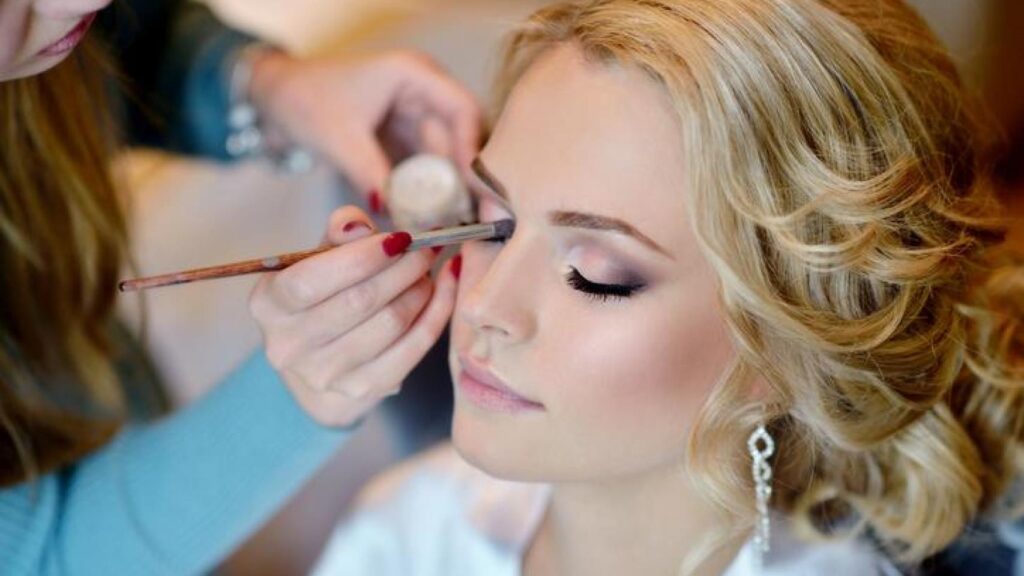 Une maquilleuse, à propos des tarifs maquillage mariage : "C'est fou de demander 1000€, tu les fais pas appeler"