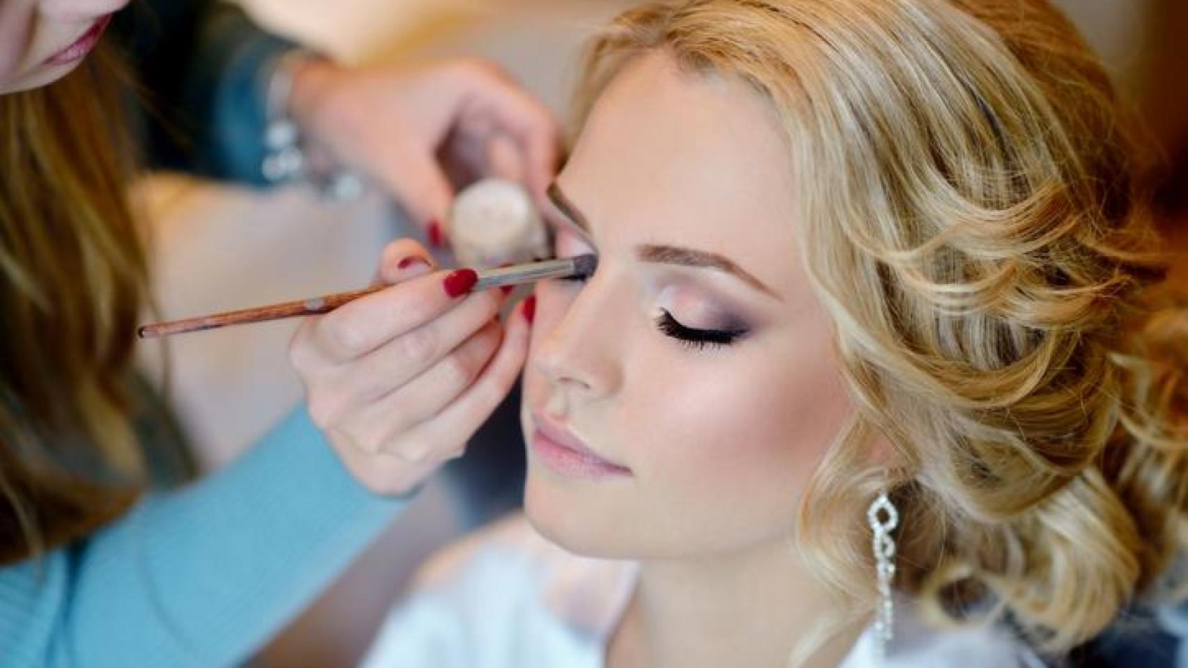 Une maquilleuse, à propos des tarifs maquillage mariage : "C'est fou de demander 1000€, tu les fais pas appeler"