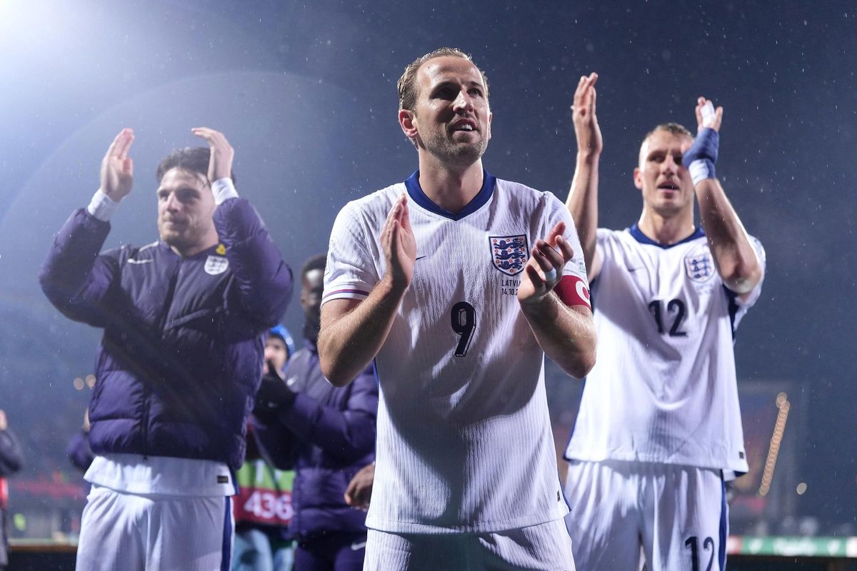 Harry Kane, capitaine de l'Angleterre, célèbre la victoire contre la Lettonie.