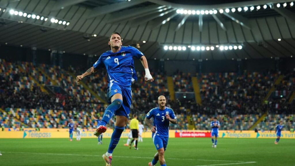 Mateo Retegui celebra su gol ante Israel en Udine.