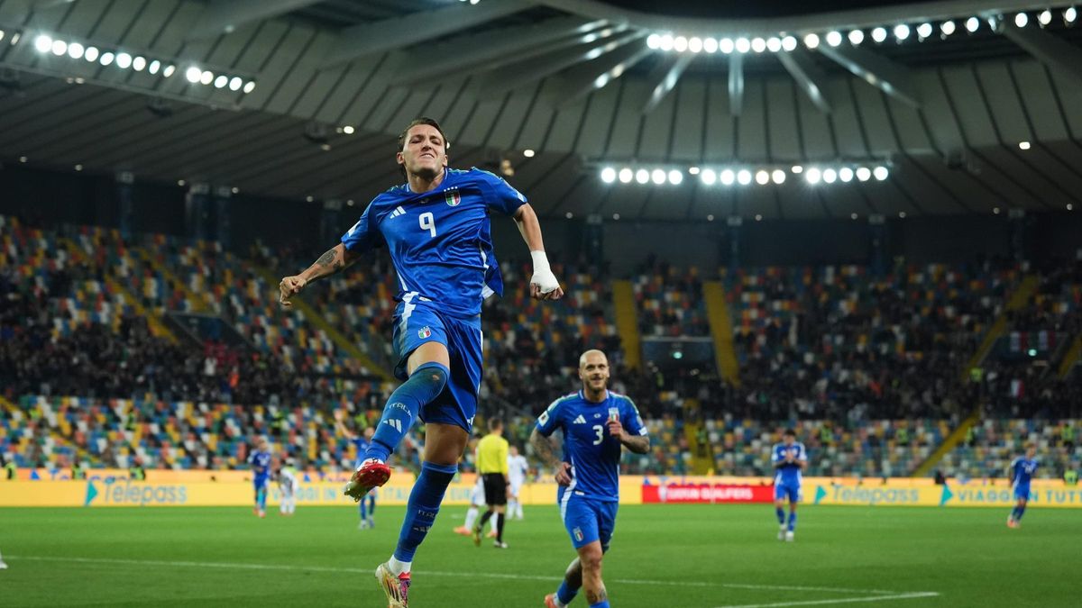 Mateo Retegui celebra su gol ante Israel en Udine.