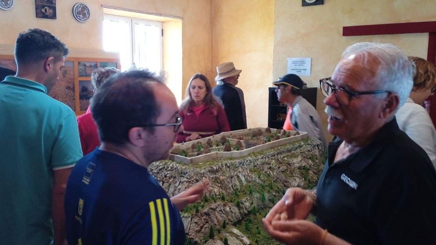 Una de las visitas al Aula Arqueológica en la que se observa la nueva maqueta del Castro de las Labradas que muestra una de las salas.