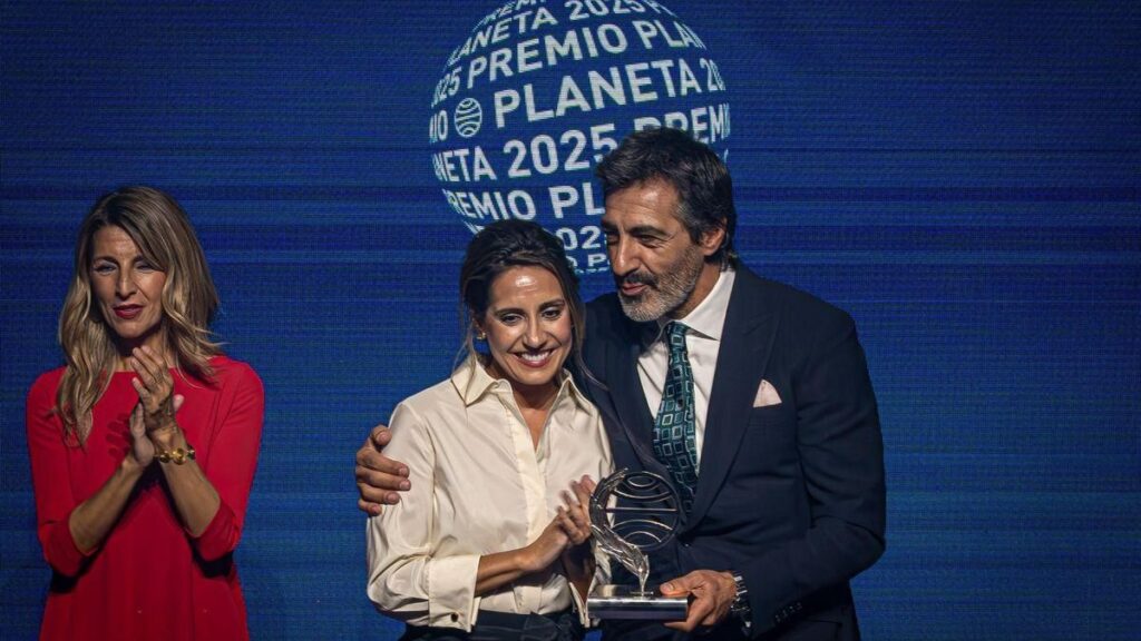 Juan del Val y Ángela Banzas, ganador y finalista del Premio Planeta 2025, junto a la vicepresidenta segunda Yolanda Díaz.