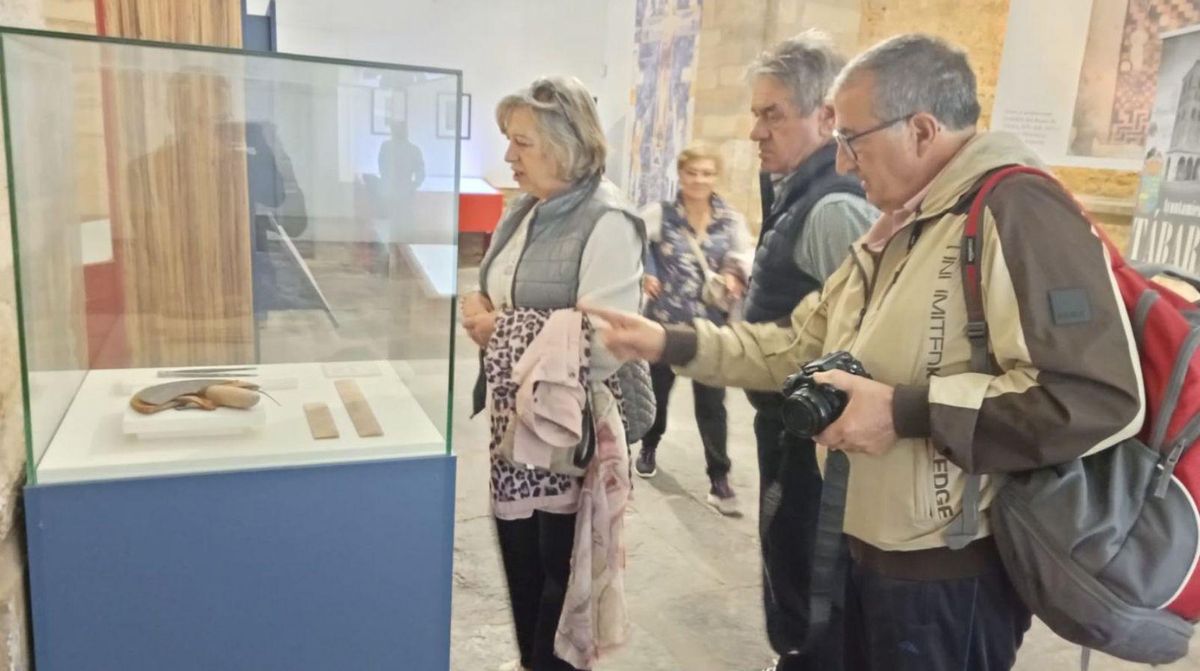 Visiteurs de l'exposition élargie de codex médiévaux dans l'église de Santa María | CH. S.