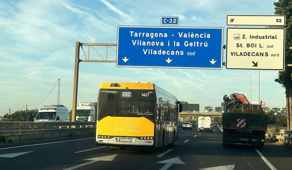 Un bus circule sur la C-32.