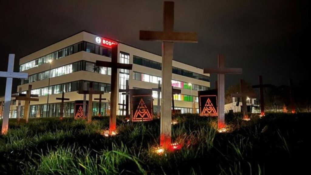 Campo de cruces frente a instalaciones de Bosch en Alemania.