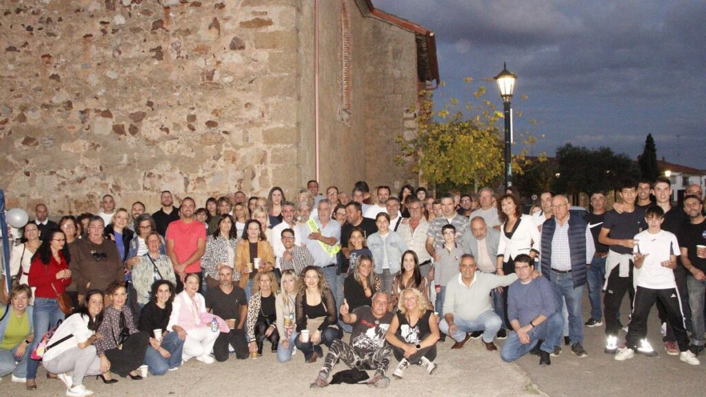 Foto de familia de los asistentes al homenaje