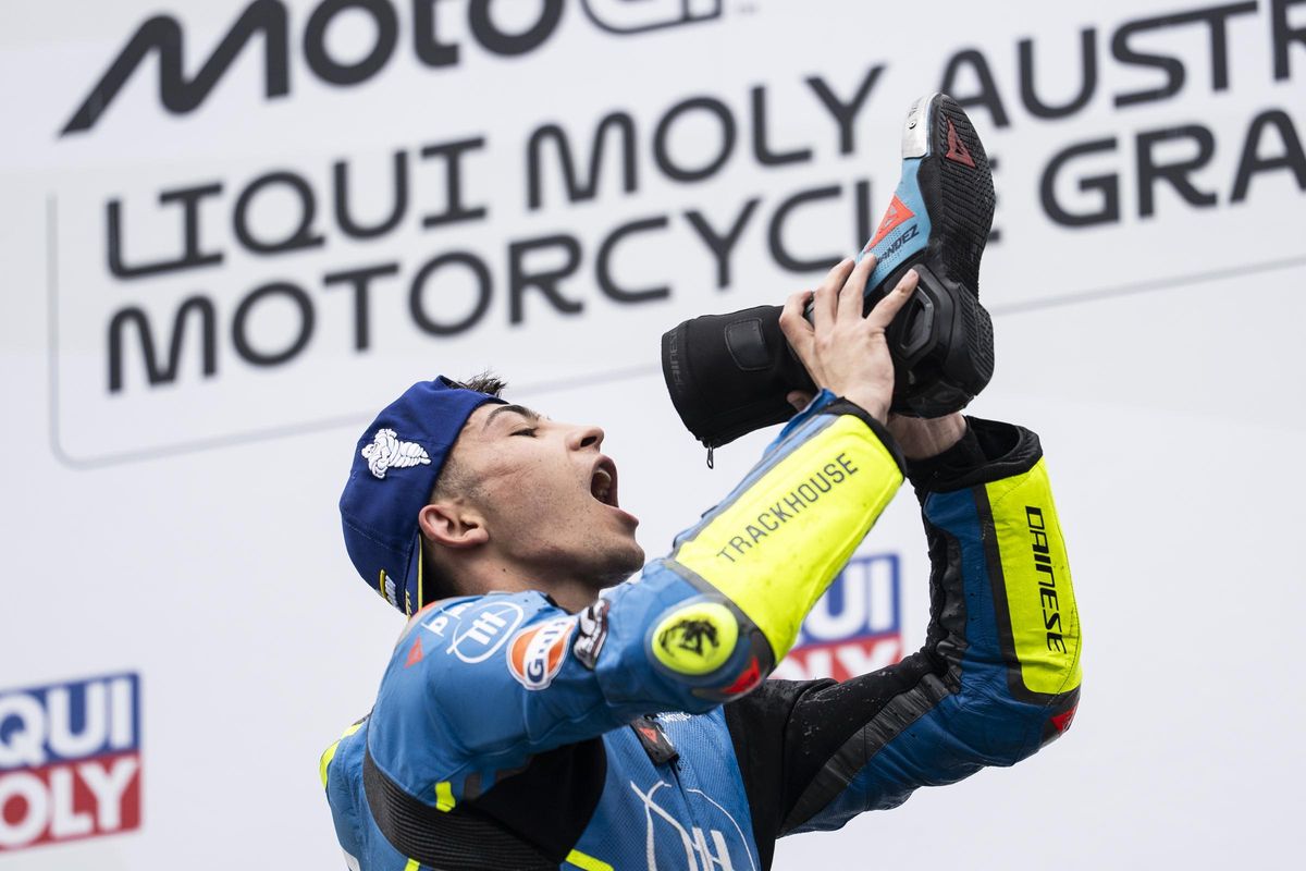 Raúl Fernández (Aprilia), sur le podium à Phillip Island (Australie).