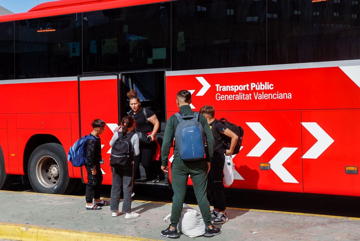 Sara descend du bus qui la ramenait à Valence avec ses quatre enfants, après des mois d'enlèvement en Algérie.