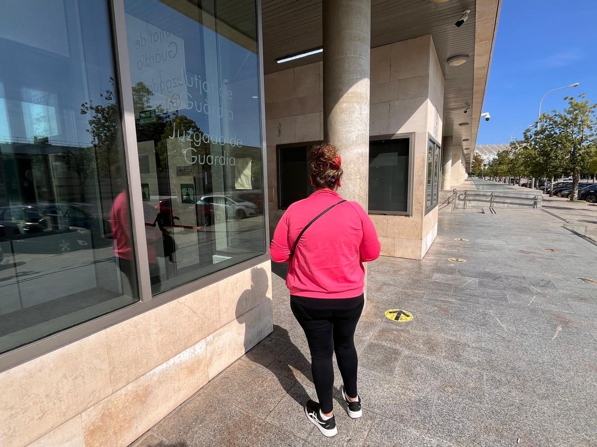 La mère des mineurs détenus en Algérie hier au Tribunal de Police de Valence.