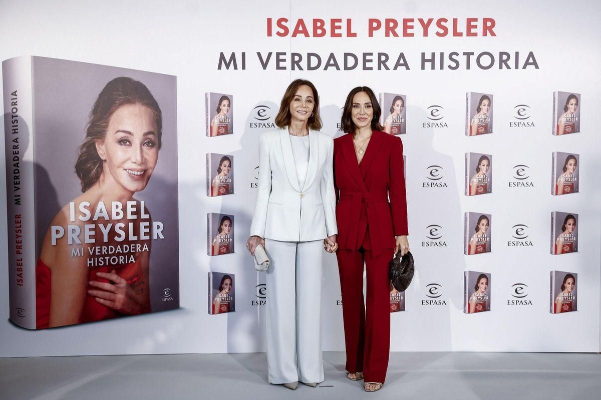Isabel Preysler et Tamara Falcó, lors de la présentation de « Mon histoire vraie ».